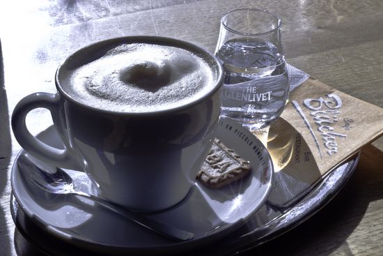 08-cafe-bluecher-cappuccino-tablett.jpg