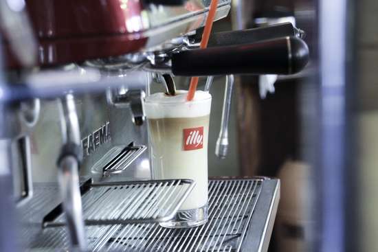 02-cafe-bluecher-latte-macchiato-illy.jpg