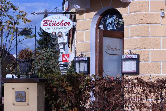 14-cafe-bluecher-eingang.jpg