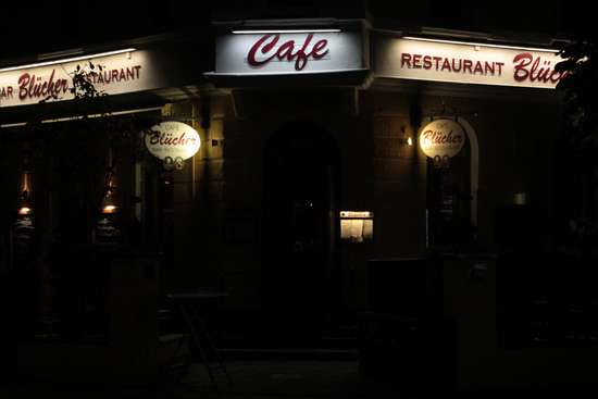 22-cafe-bluecher-bei-nacht.jpg